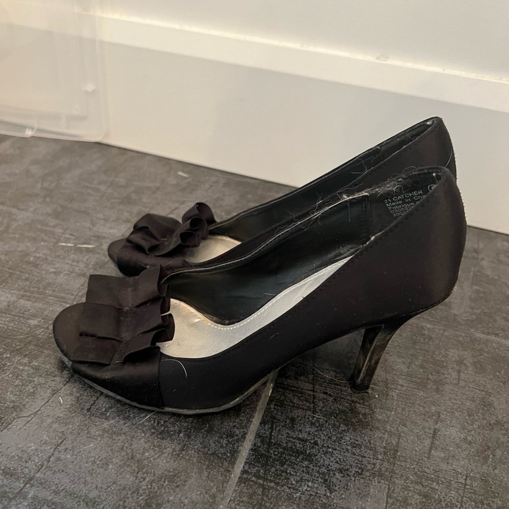 George heels - Picture 2 of 3